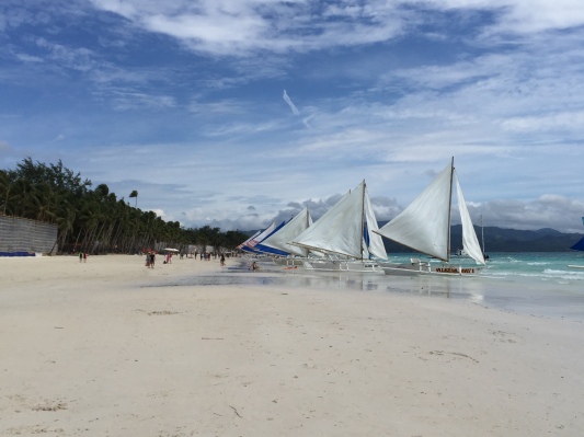 Barisan perahu untuk parau sailing di Boracay - Wira Asmo